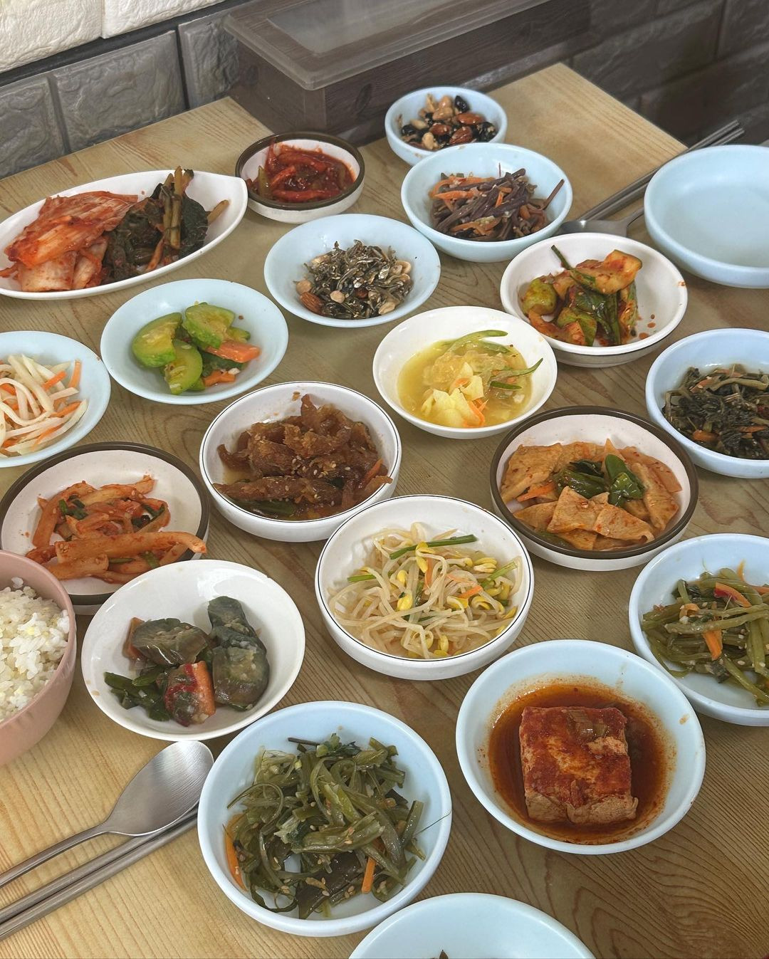 여러 가지 한식 반찬 한 상 · 메뉴 참고 이미지