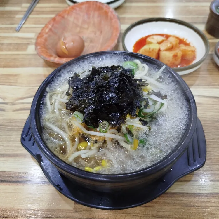 뚝배기에 담긴 콩나물국밥