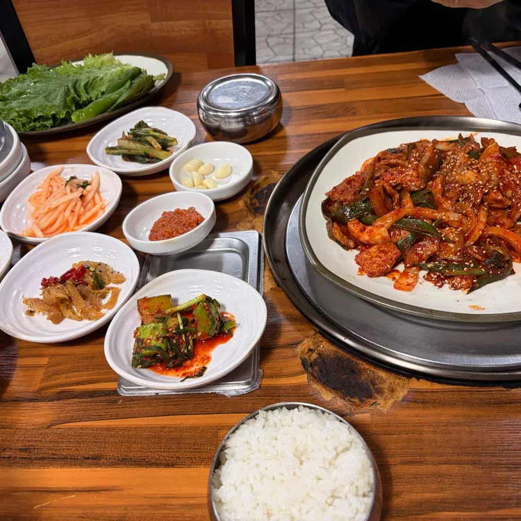 오복식당의 메인 요리와 반찬 한 상