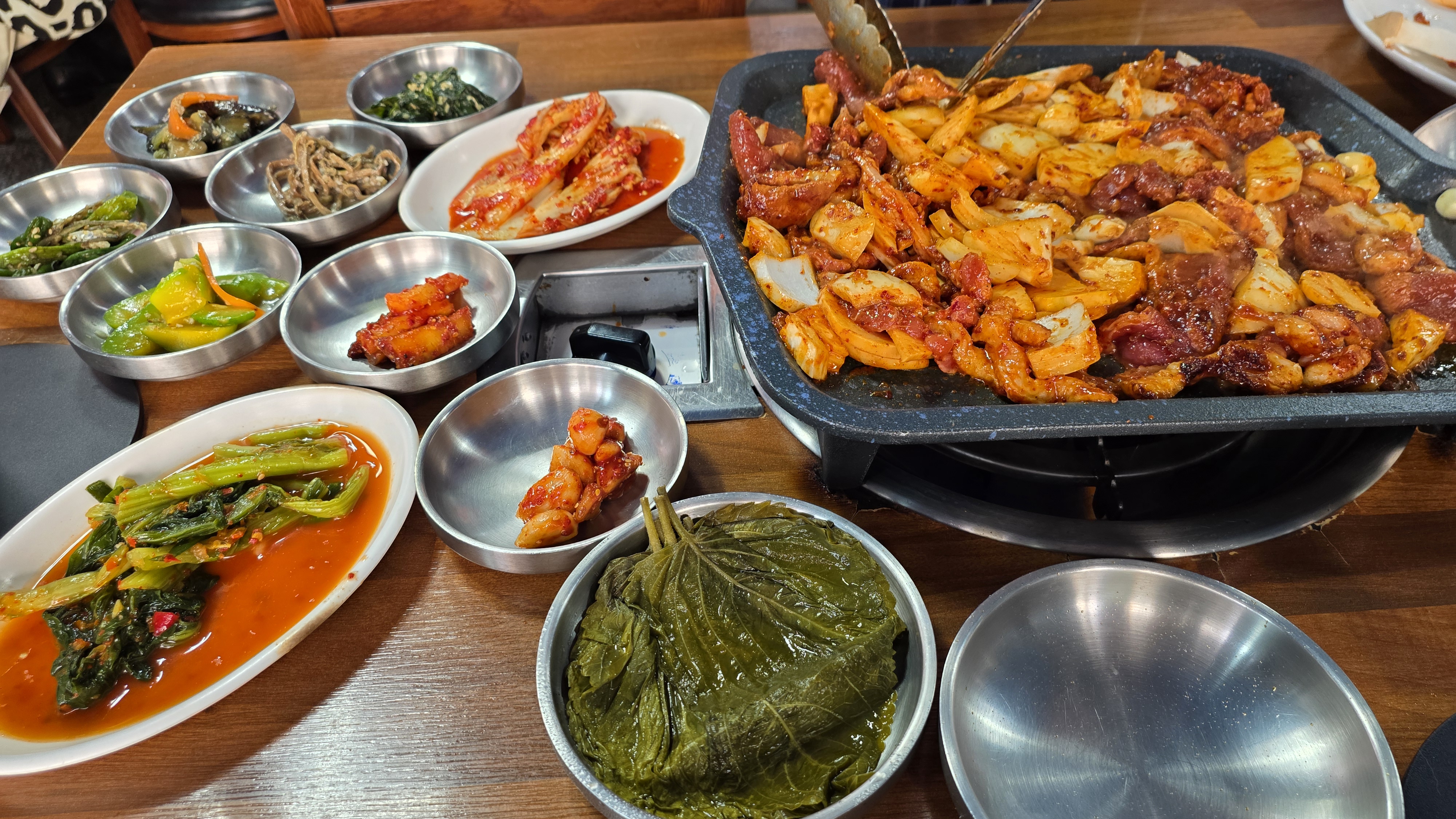 Duck jumulleok and side dishes