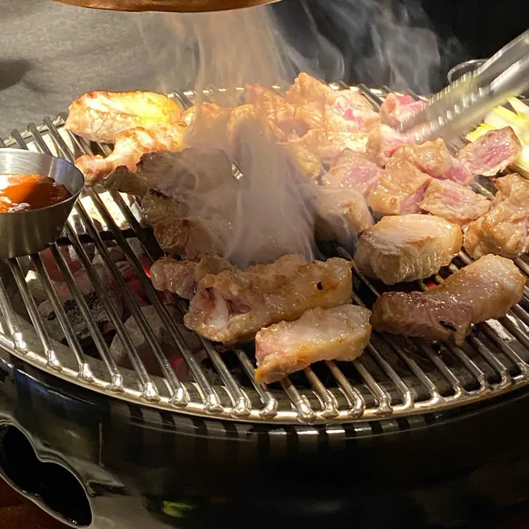 석쇠에서 굽는 숯불갈비